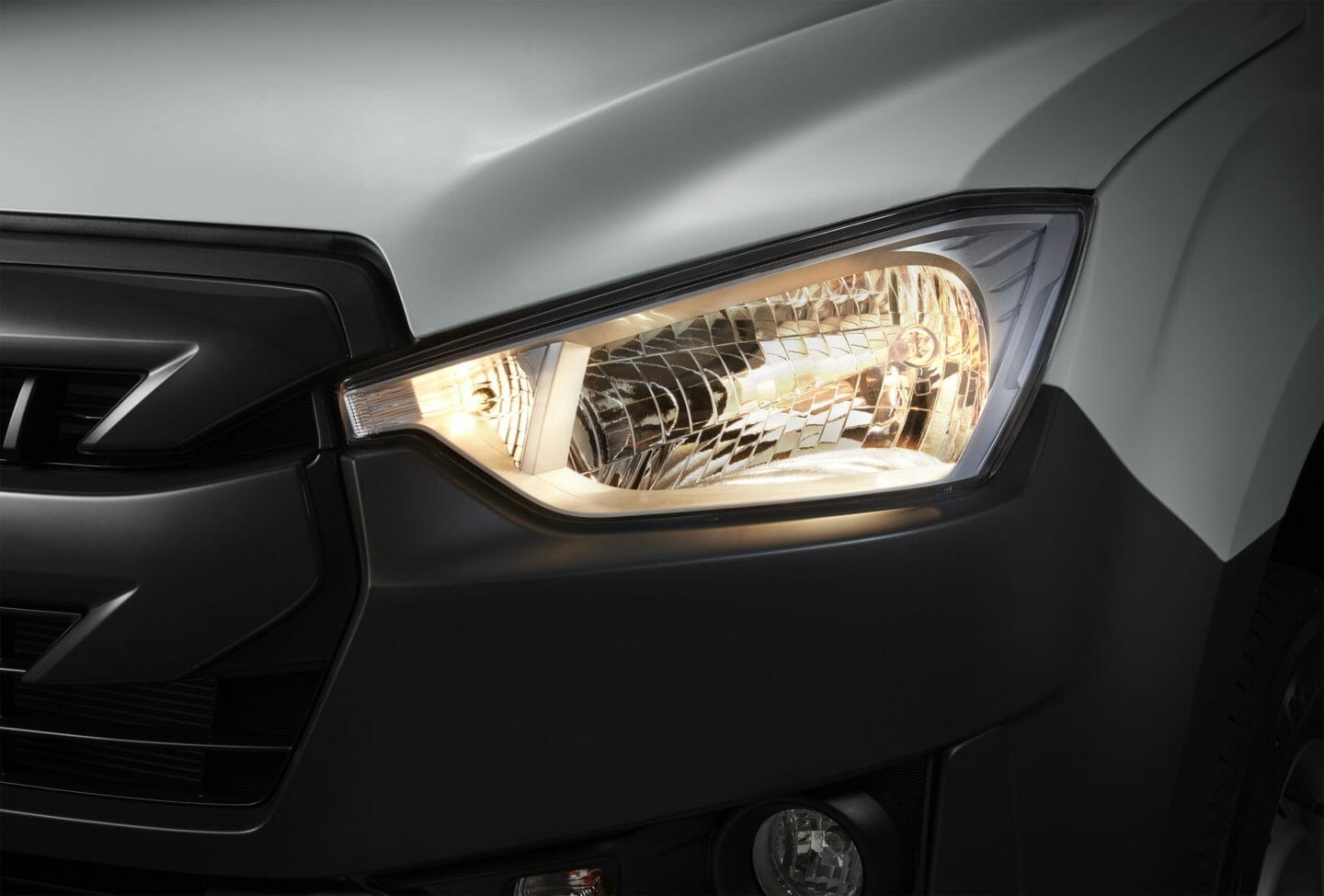 Multi-Reflector Halogen Headlamps with Manual Levelling & Bulb DRL