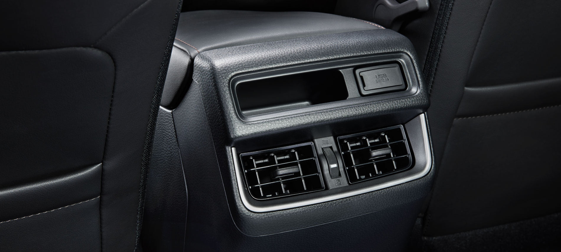 REAR VENTS WITH USB CHARGING PORT