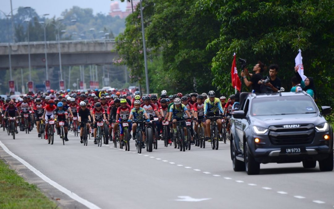 CYCLISTS ENJOY A FUN RIDE WITH ISUZU