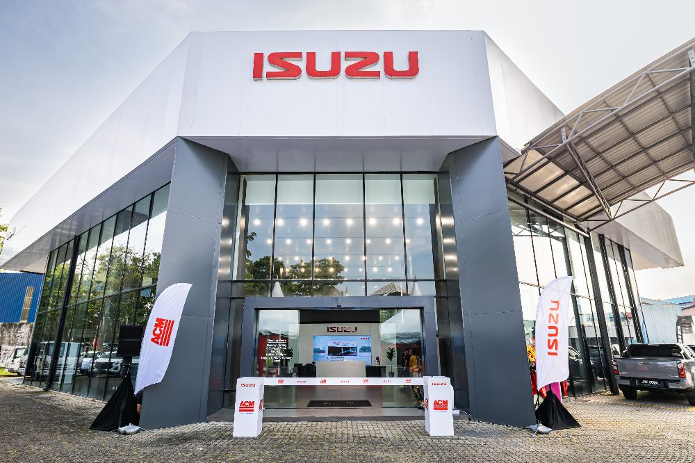 ACM OPENS UPGRADED JB OUTLET